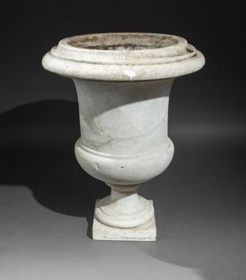 un vase blanc posé sur une table