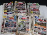 plusieurs journaux sont empilés sur une table