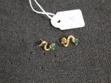 Gros plan sur une paire de boucles d'oreilles avec une étiquette de prix