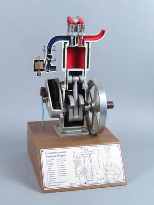 une maquette de machine à vapeur posée sur un socle en bois