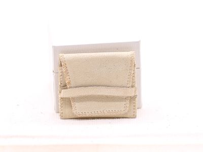 portefeuille en cuir beige muni d'un petit porte-cartes sur le dessus
