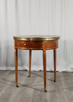 une image représentant une petite table ronde avec un plateau en laiton