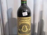 une bouteille de vin posée sur une table