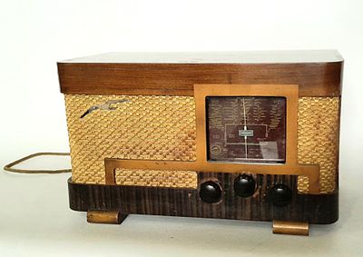 G.M.R. Poste radio français en bois de placage, type A80 de …