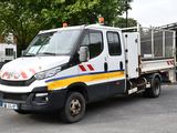 un camion blanc garé dans un parking