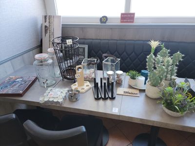 une table sur laquelle se trouvent de nombreux objets