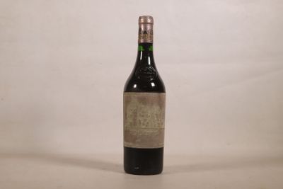 une bouteille de vin posée sur une table