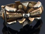 Gros plan sur un bracelet en or orné d'une croix