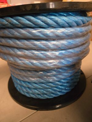 un gros plan sur une bobine de corde bleue posée sur une table