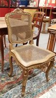 Chaise à assise et dossier cannés en bois doré.