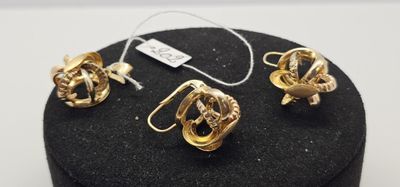 un gros plan d'un ensemble de bijoux posé sur une surface noire