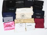 de nombreux types de vêtements et de sacs sur la table