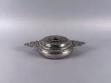 un plat ancien en argent, muni d'un couvercle et orné d'un motif floral