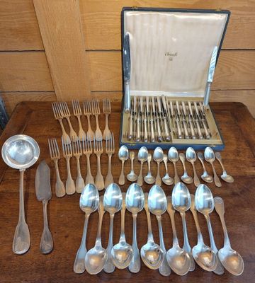 beaucoup de cuillères et de couverts en argent sur une table