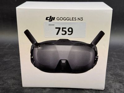 emballage d'une paire de lunettes de protection posée sur une boîte