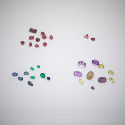 un ensemble de pierres précieuses de différentes couleurs sur un fond blanc