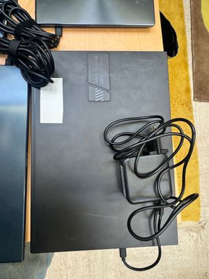 deux ordinateurs portables posés sur une table