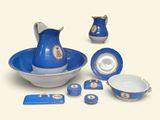 beaucoup d'objets bleus et blancs posés sur la table