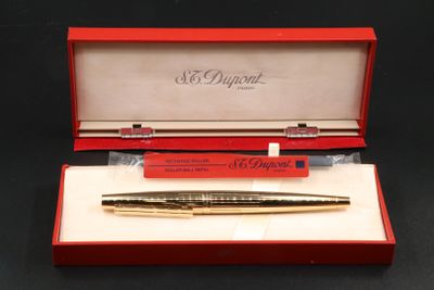 l'image d'un stylo dans un cadre rouge sur un fond noir