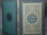 un livre vert avec des bordures dorées et une couverture bleue