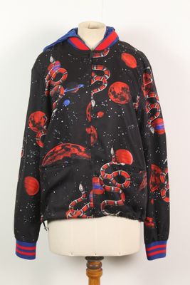 blouson aviateur noir avec un imprimé spatial rouge et bleu sur les manches