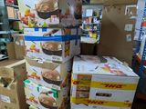 plusieurs cartons de nourriture empilés les uns sur les autres dans un entrepôt