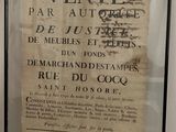 une affiche accrochée au mur d'un musée, représentant un homme