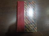 un livre rouge posé sur une table en bois, avec une couverture rouge