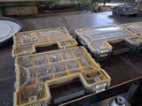 de nombreuses caisses d'outils posées sur une table dans un atelier