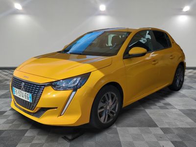 une voiture jaune garée dans un garage au sol en damier