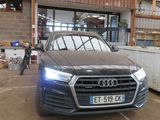 une voiture garée devant un bâtiment