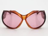 gros plan d'une paire de lunettes de soleil sur une surface blanche
