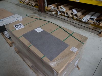 une pile de cartons posée sur une palette dans un entrepôt