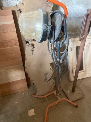 une lampe posée sur un pied dans une pièce
