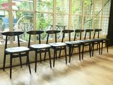six chaises alignées en rang devant une fenêtre