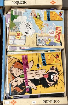 Plusieurs livres pour enfants sont empilés les uns sur les autres dans une boîte