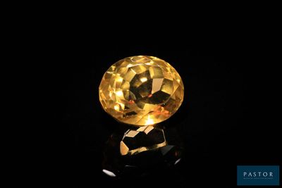 un diamant jaune sur une surface noire