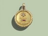 Gros plan sur une médaille d'or ornée d'une croix