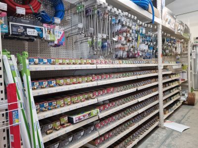 de nombreuses étagères dans le magasin qui contiennent différents articles
