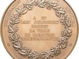 a close up of a medal with a wreath on it