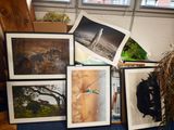 une pile de photos par terre, près d'une fenêtre