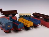 plusieurs petits trains sont alignés sur une surface blanche