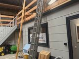 une échelle appuyée contre un immeuble