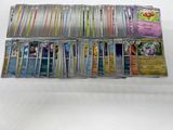 un lot de cartes posées sur une table