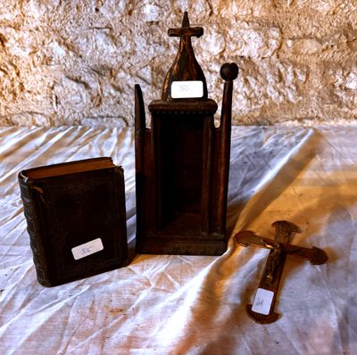 Niche ancienne en bois + 1 crucifix en laiton + 1 missel - Photo 1