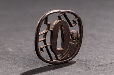 un petit objet métallique posé sur une table