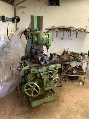 une machine qui se trouve dans une pièce avec de nombreux outils