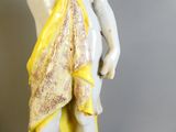 statue d'un homme avec une écharpe jaune enroulée autour du cou