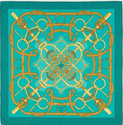 une écharpe carrée bleue et dorée ornée d'un motif de nœud celtique