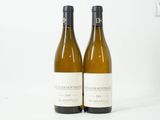 deux bouteilles de vin blanc posées l'une à côté de l'autre sur une surface blanche